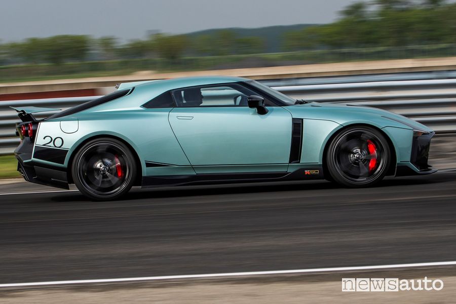 Vista laterale Nissan GT-R50 by Italdesign in pista sul Circuito Tazio Nuvolari
