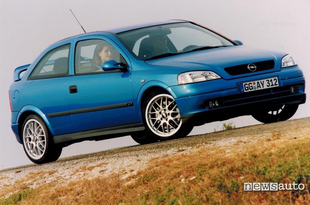Opel Astra OPC vista anteriore della prima edizione seguita nel 2002 dalla Astra OPC turbo