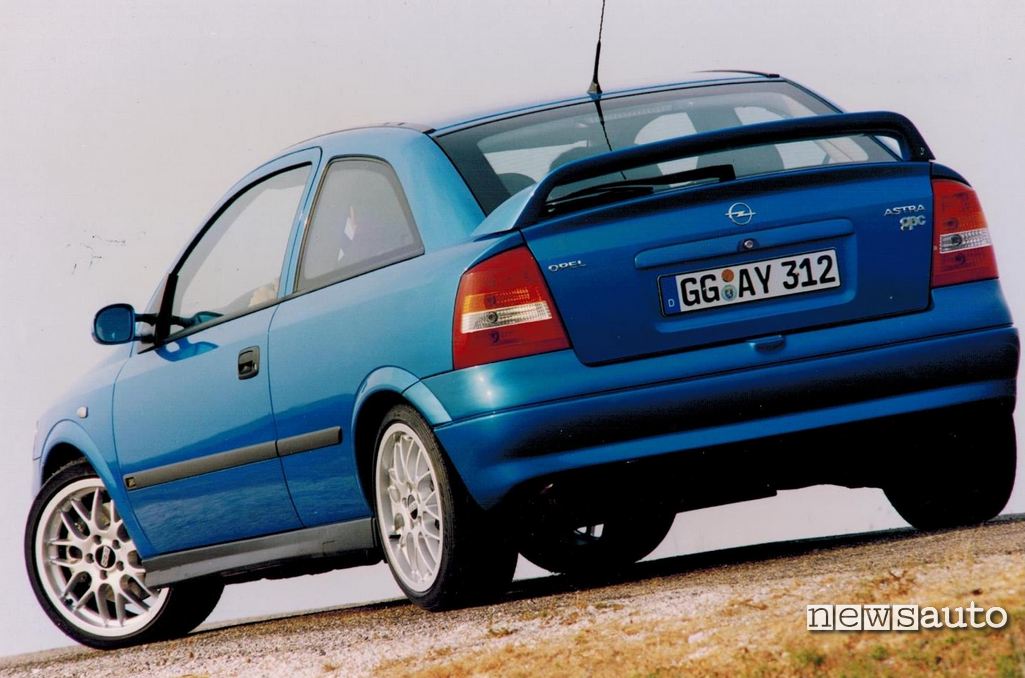 Opel Astra OPC 2000 vista posteriore, con spoiler e cerchi BBS, 1999