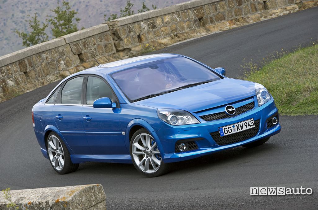 Opel Vectra OPC 2005 con motore 2800 V6 255 CV vista anteriore