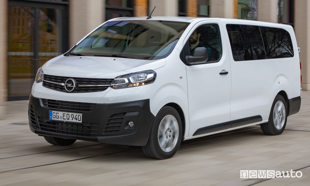 Vista di profilo Opel Vivaro Life Combi in movimento su strada