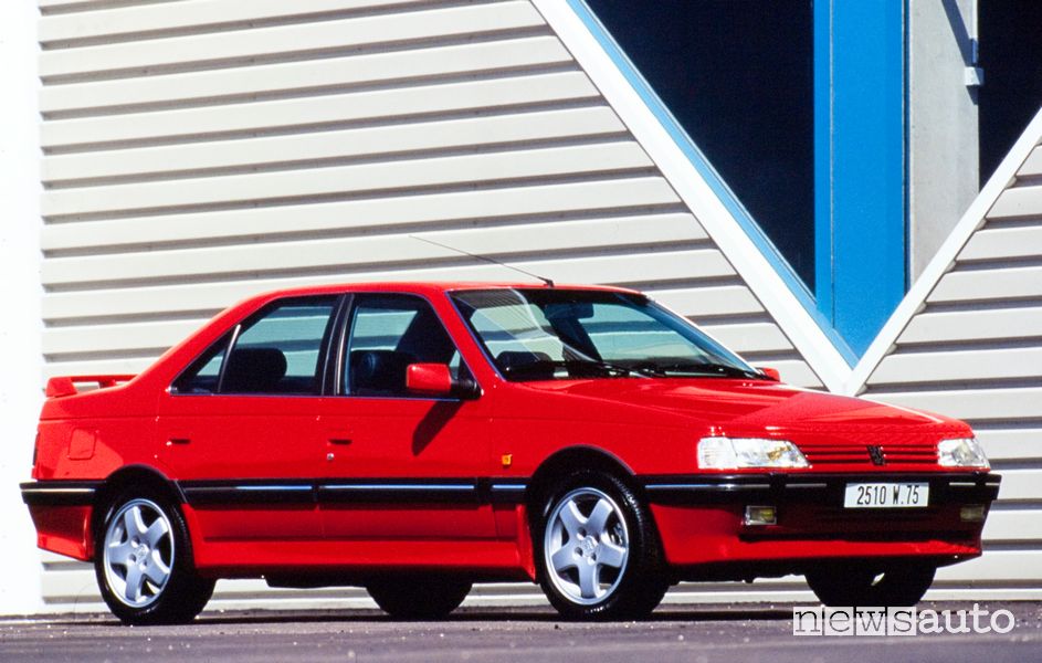 Vista di profilo Peugeot 405 T16 rossa