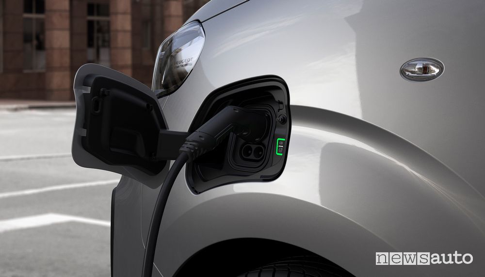 Ricarica con presa diTipo 2 Peugeot e-Expert elettrico