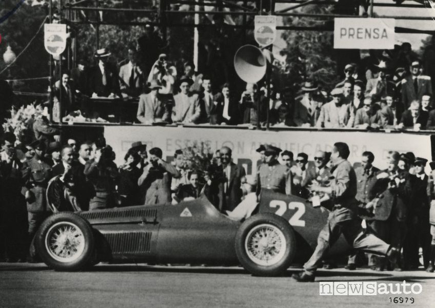 Juan Manuel Fangio campione mondiale F1 con l'Alfa Romeo nel Gp di Spagna del 1951