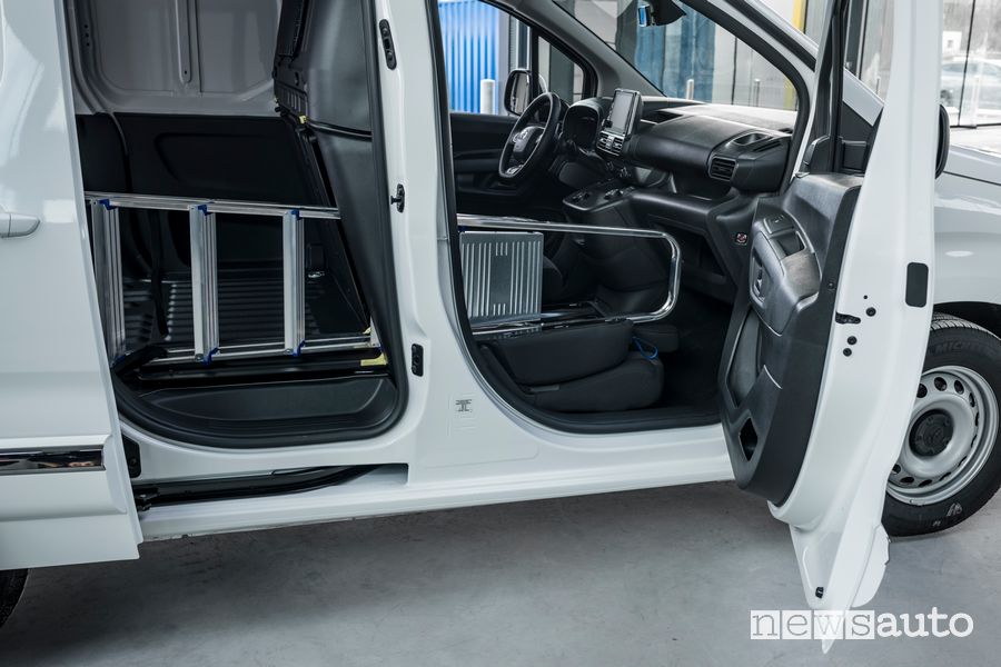 Sistema Smart Cargo fornisce uno spazio di carico per una scala su Toyota Proace City Van