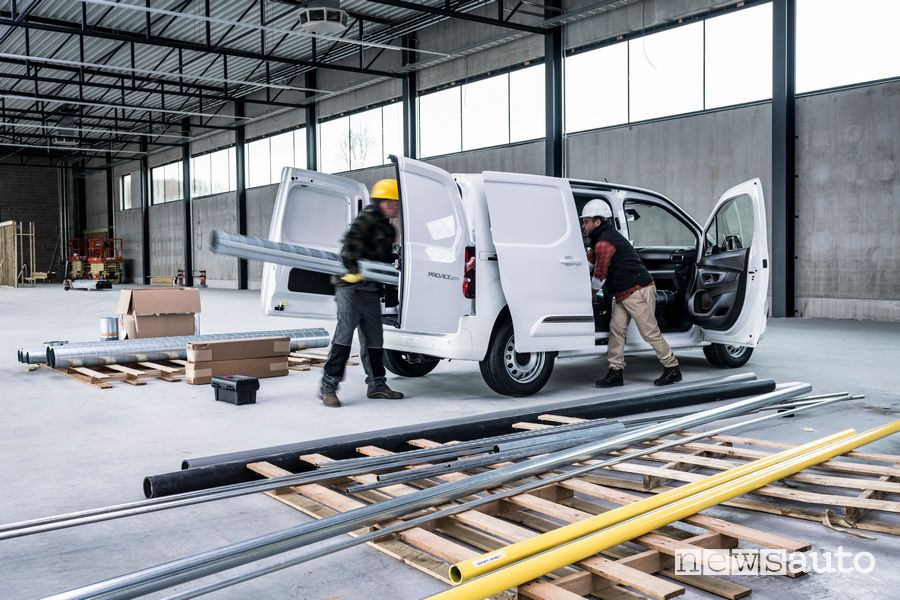Operazione di carico oggetti lunghi fino a 3,4 metri con Sistema Smart Cargo di Toyota Proace City Van