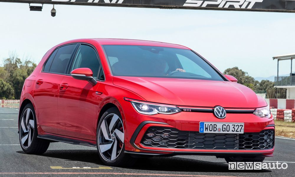 Vista di profilo Volkswagen Golf 8 GTI