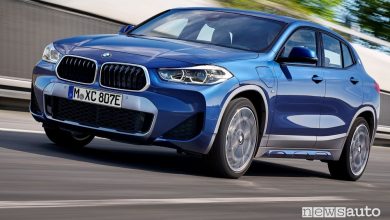 Vista di profilo BMW X2 xDrive25e su strada