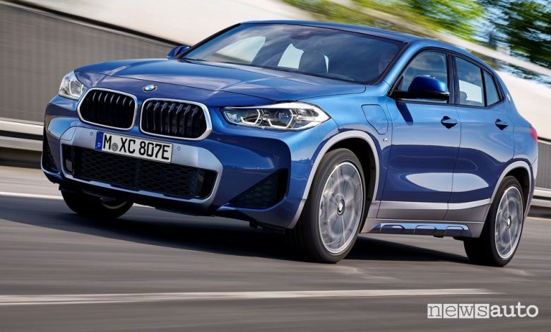 Vista di profilo BMW X2 xDrive25e su strada