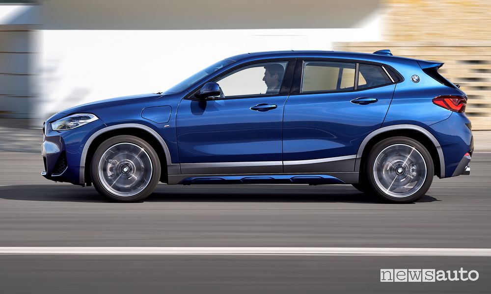 Vista laterale BMW X2 xDrive25e su strada