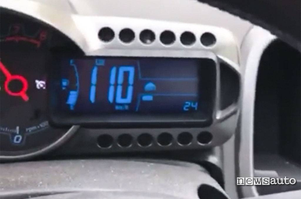 Bravate su strada il cruscotto della Chevrolet Aveo di 1727wrldstar che indica velocità 110 km/h in città a Roma
