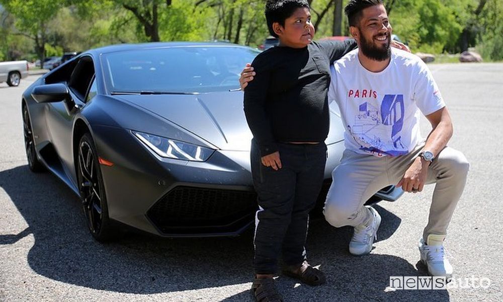 Bimbo ruba SUV Lamborghini Huracan