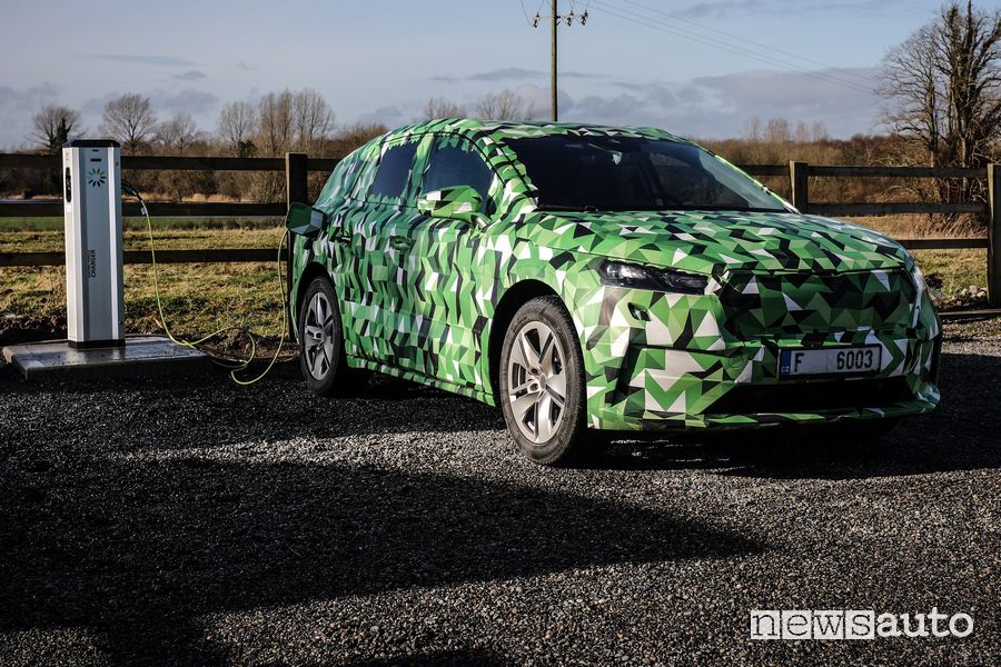 Operazione di ricarica Škoda Enyaq iV in versione camouflage