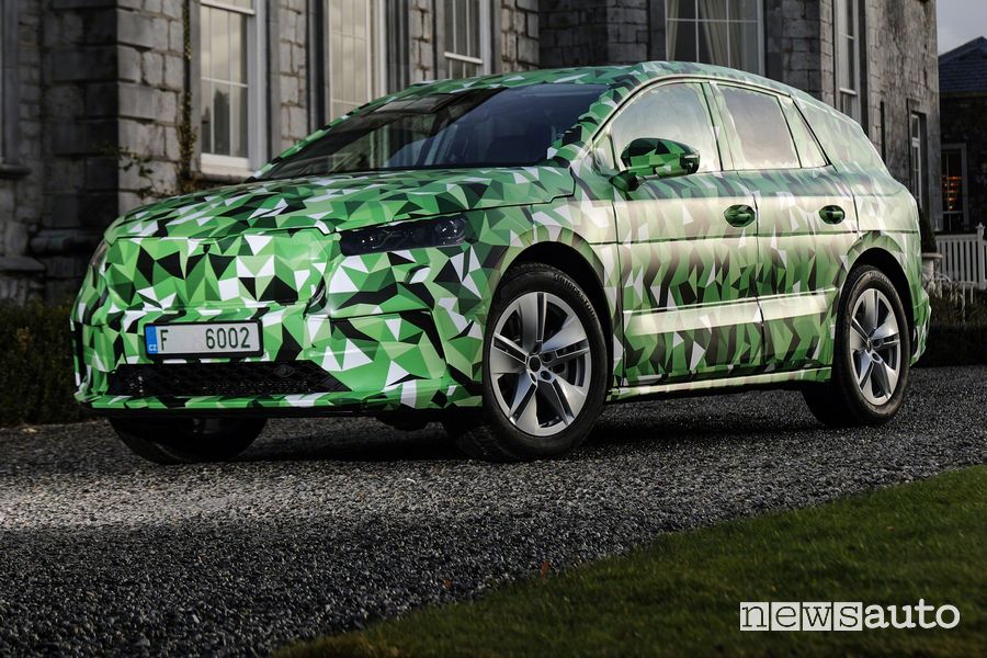 Vista di profilo Škoda Enyaq iV in versione camouflage