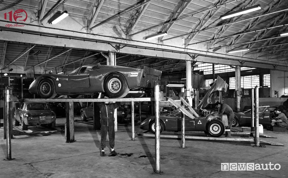 Stabilimento Autodelta nel 1968 con Alfa Romeo Tipo 33 sul ponte
