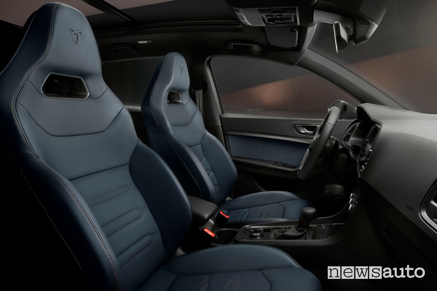 Sedili anteriori sportivi abitacolo nuova Cupra Ateca
