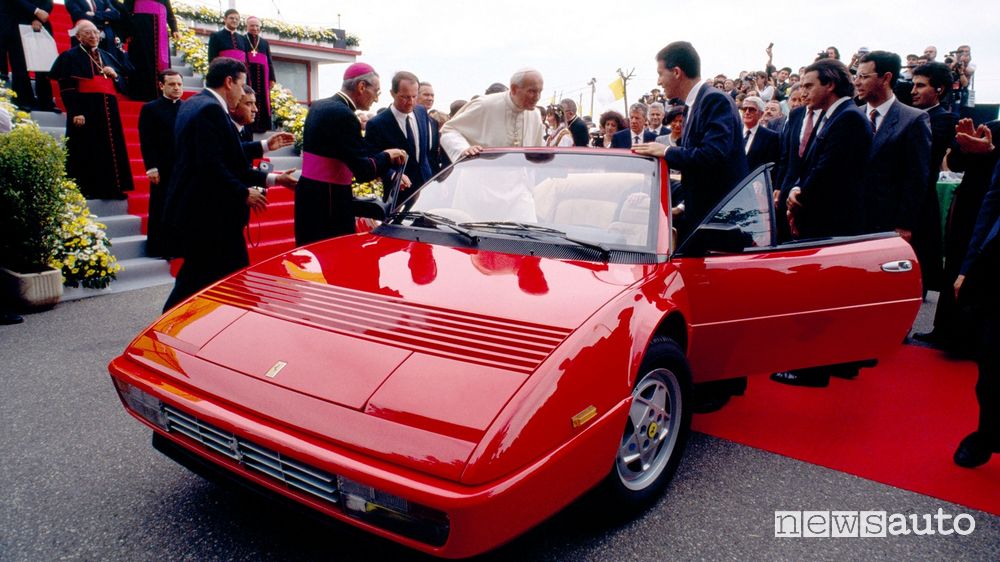 Papa Giovanni Paolo II su una Ferrari Mondial Cabriolet