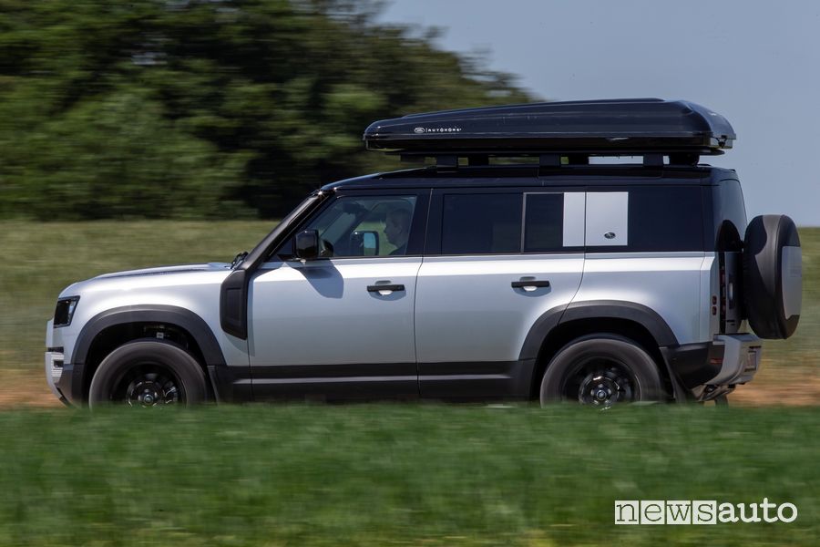 Tenda da tetto Autohome chiusa Land Rover Defender 110 in movimento