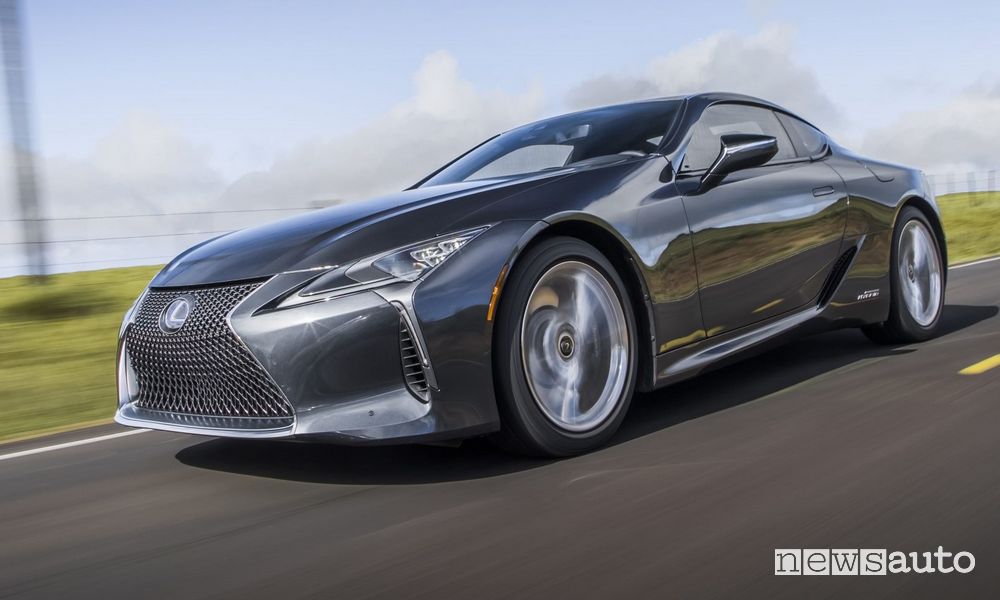 Vista di profilo Lexus LC 500h in strada