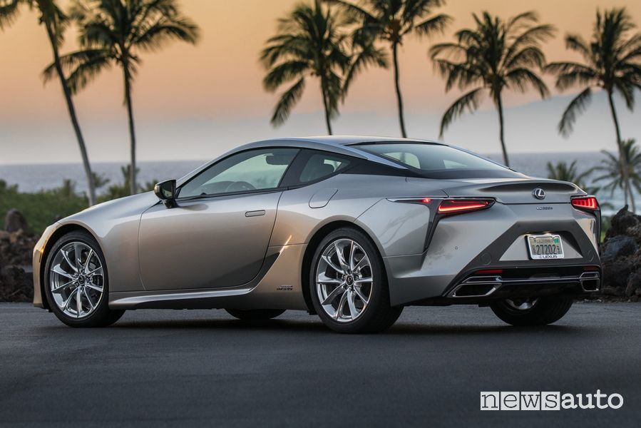 Vista posteriore Lexus LC Coupé 2021 grigia