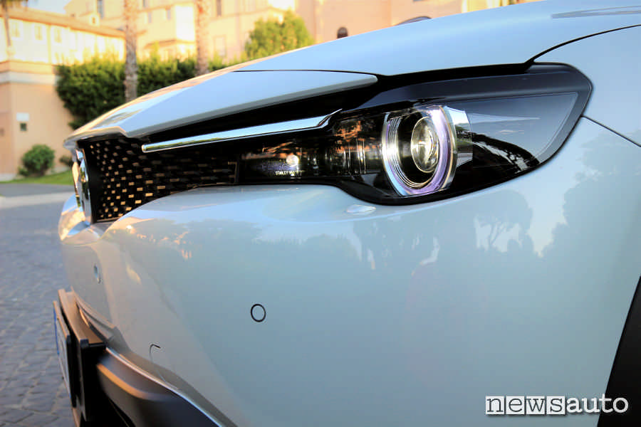 Mazda MX-30 vista particolari anteriori la mascherina, la griglia ed il gruppo dei fari full led 