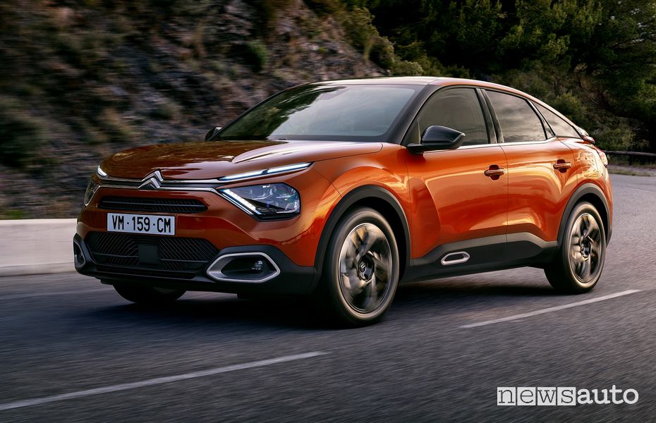 Vista di profilo nuova Citroën C4 in movimento