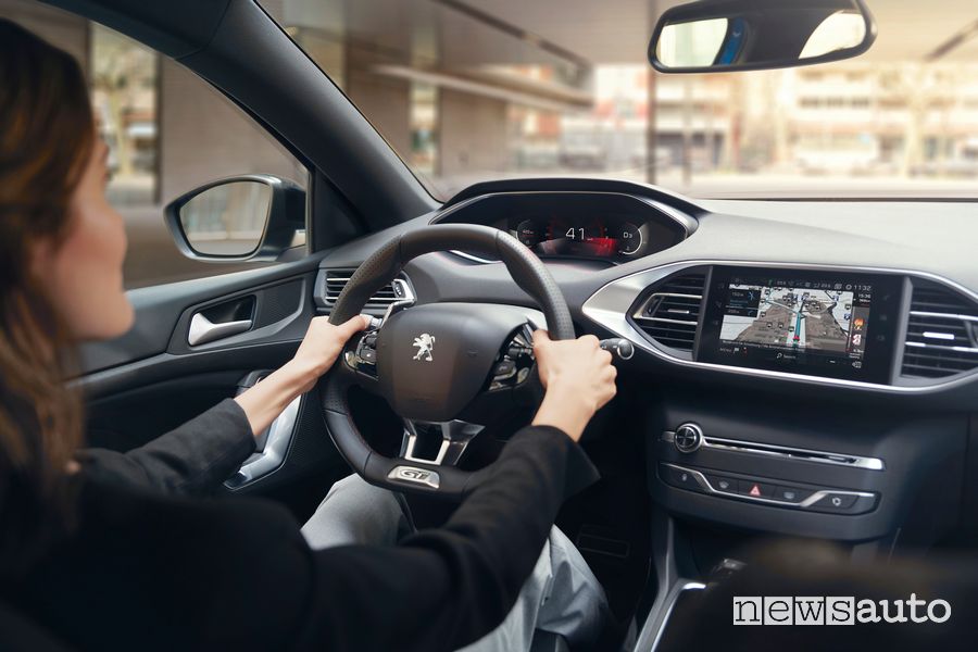 Volante i-Cockpit abitacolo Peugeot 308