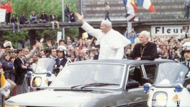 Papa Giovanni Paolo II sulla Papamobile Peugeot 604 Limousine