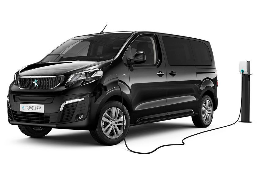 Operazione di ricarica Peugeot e-Traveller elettrico