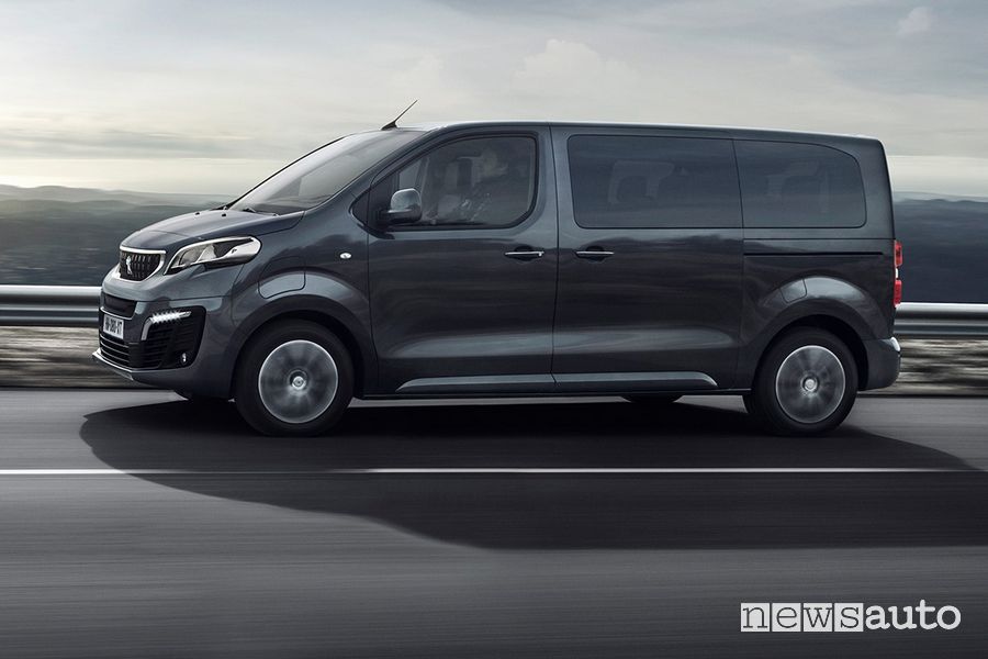 Vista laterale Peugeot e-Traveller elettrico