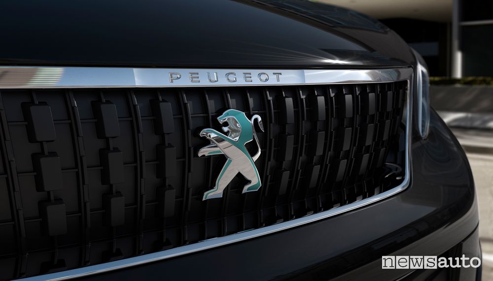 Logo del Leone cangiante sulla calandra anteriore del Peugeot e-Traveller elettrico