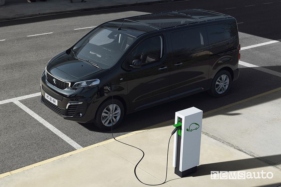 Ricarica da colonnina pubblica Peugeot e-Traveller elettrico
