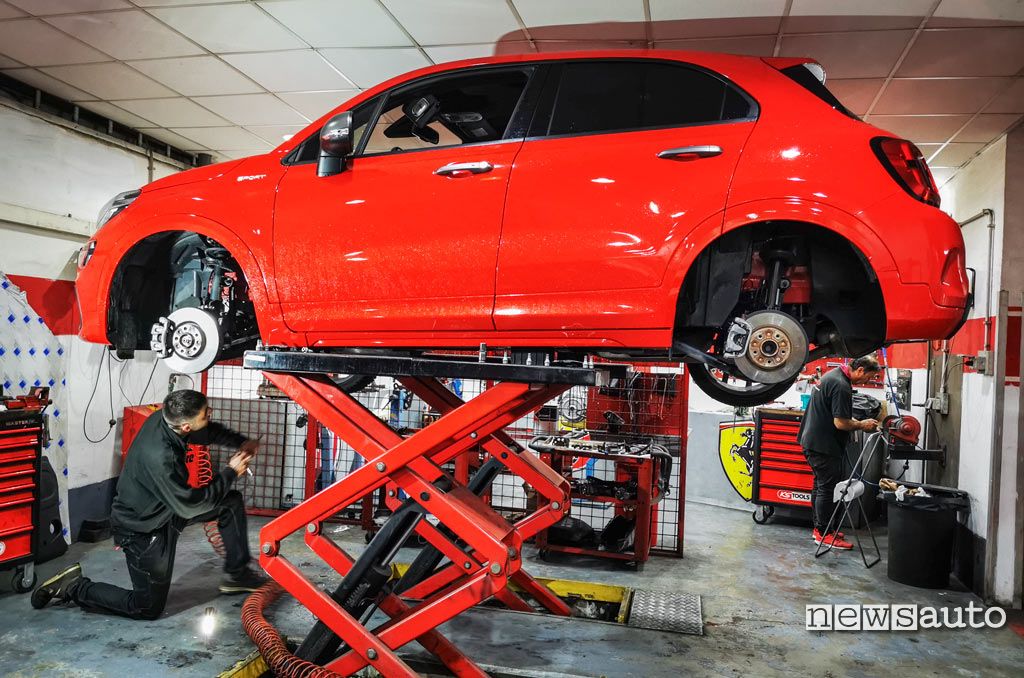 Ai raggi X la nuova Fiat 500X Sport in officina senza ruote, dopo il test su strada.