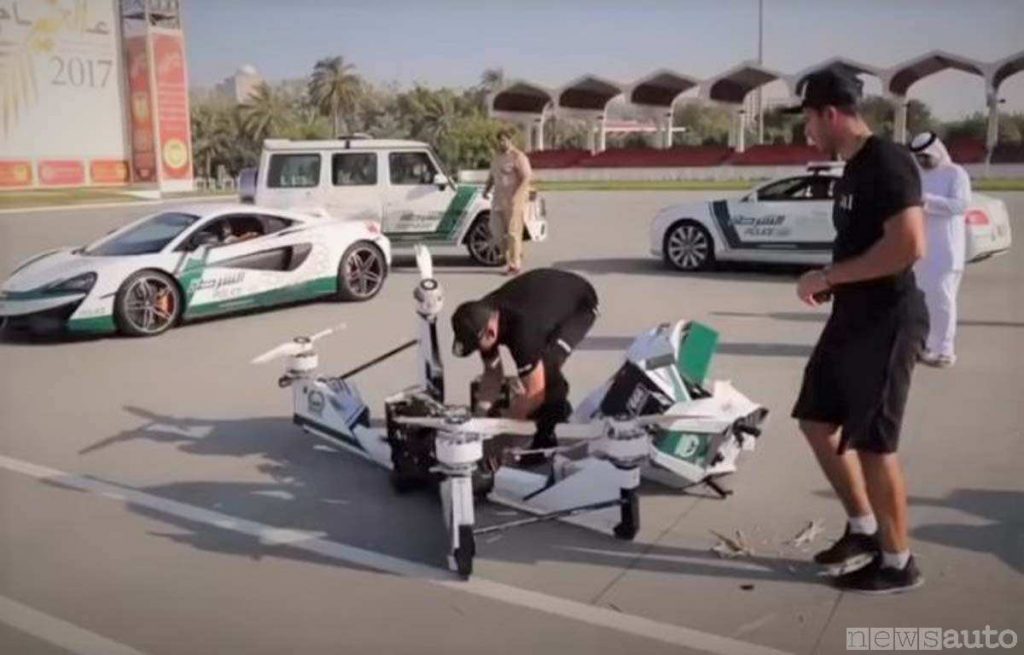 I resti del drone moto/scooter schiantato, le eliche sono parzialmente tranciate