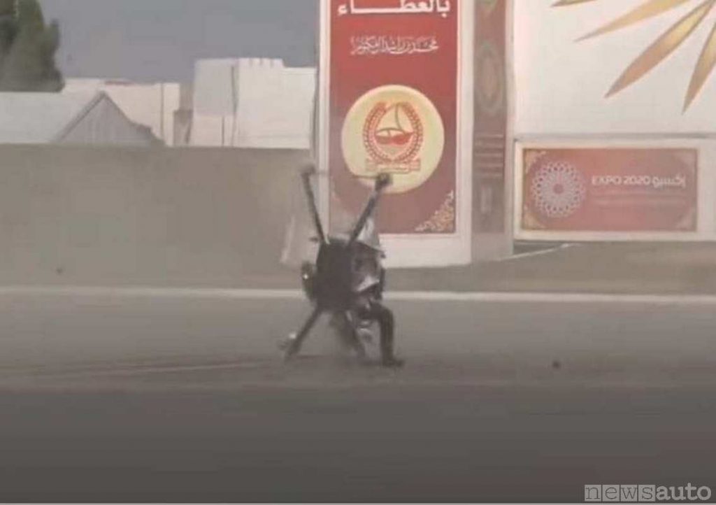 Dopo l'impatto al suolo il drone moto s'impenna anche (Polizia Dubai) (fase dell'incidente drone)