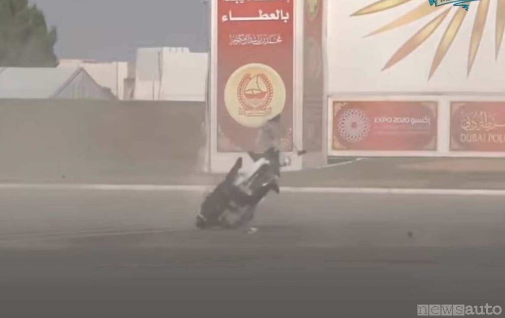 Il momento fatale dell'impatto al suolo durante l'incidente del drone moto della Polizia di Dubai