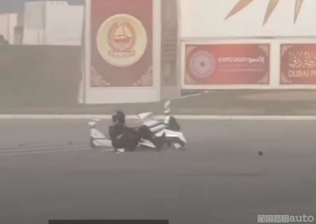 Drone moto scooter schiantato al suolo e pilota miracolosamente illeso (Polizia Dubai)