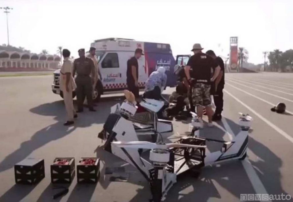 Quello che resta del drone moto scooter schiantato al suolo della Polizia Dubai