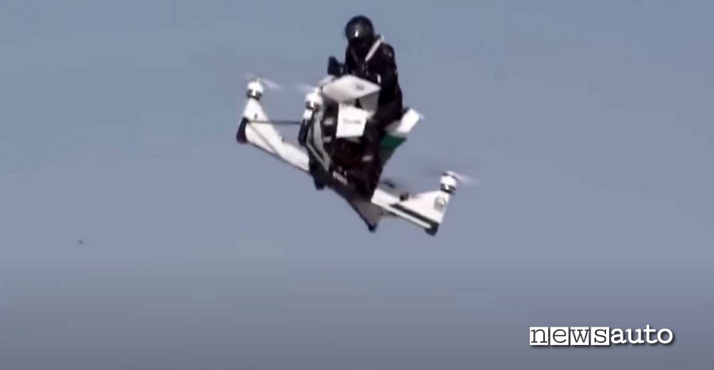 Drone scooter della Polizia di Dubai in volo, momento nel quale il velivolo inizia a perdere la stabilità