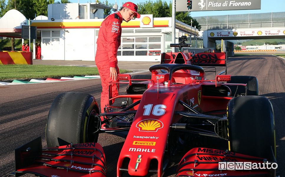 Leclerc con la Ferrari SF100 sulla pista di Fiorano dopo il giro per le vie di Maranello