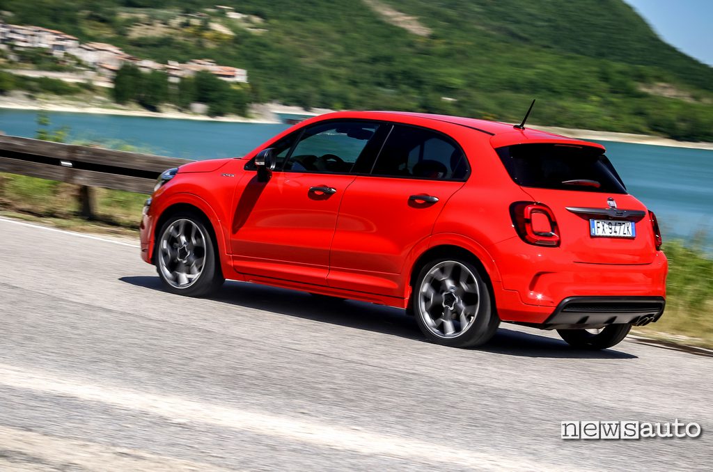 vista laterale Fiat 500x Sport 2020 Rosso Seduzione durante il test su strada provinciale (Turanese Lago del Turano)
