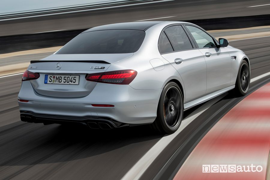 Vista posteriore Mercedes-AMG E 63 S in pista