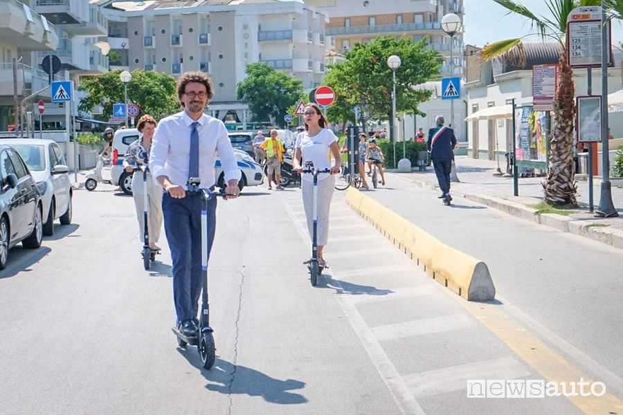 Danilo Toninelli sul monopattino elettrico