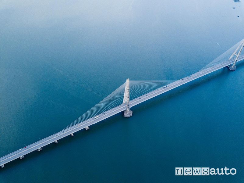 ponte sullo Stretto dovrebbe collegare la Calabria e la Sicilia