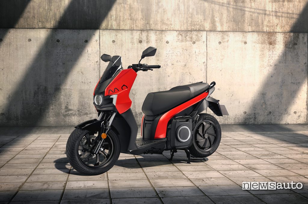 SEAT MÓ eScooter 125 con 125 km di autonomia e batteria da 5,6 kWh