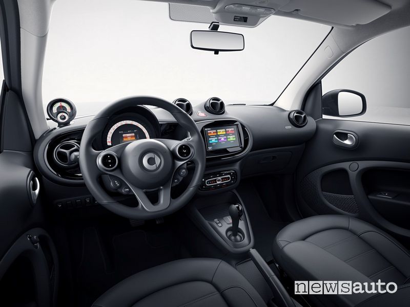 abitacolo della smart fortwo EQ parisblue