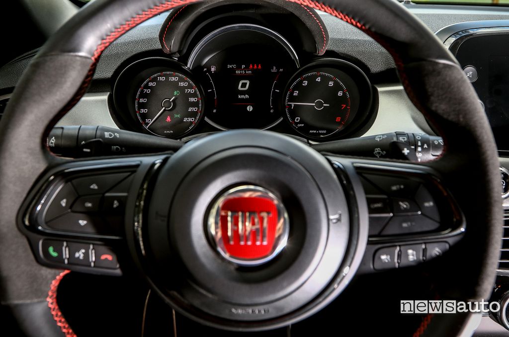 Strumentazione e volante della Fiat 500X