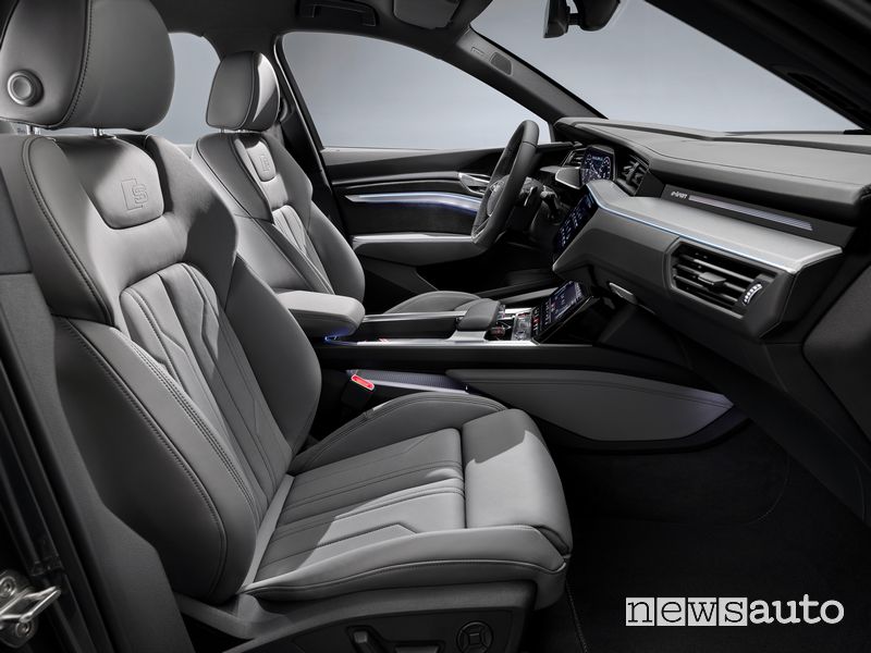 Sedili anteriori abitacolo Audi e-tron S Sportback
