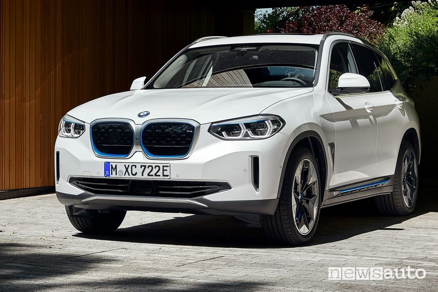 Vista anteriore BMW iX3 SUV elettrico