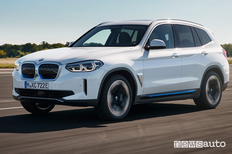 Vista di profilo BMW iX3 SUV elettrico